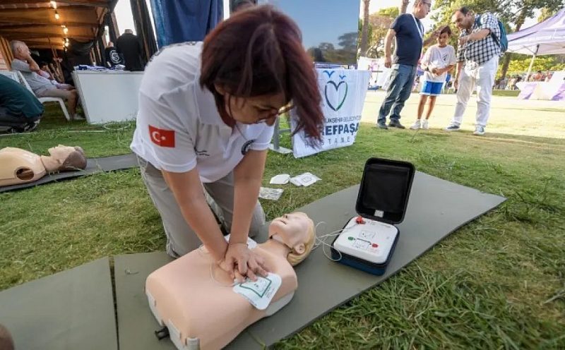 Hayata Bağlayan Teknoloji İzmir’de Yaygınlaşıyor: Kent Geneline 30 Yeni Şok Cihazı (OED)
