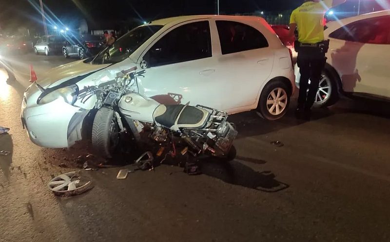 İzmir’de Motosiklet Otomobile Ok Gibi Saplandı