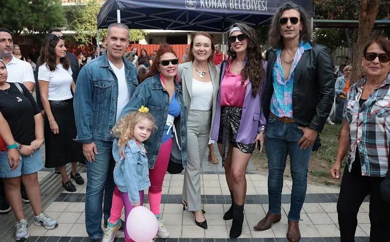 Konak Belediyesi'nden "80'ler 90'lar Şenliği": Güzelyalı'da Nostalji Rüzgarı Esti