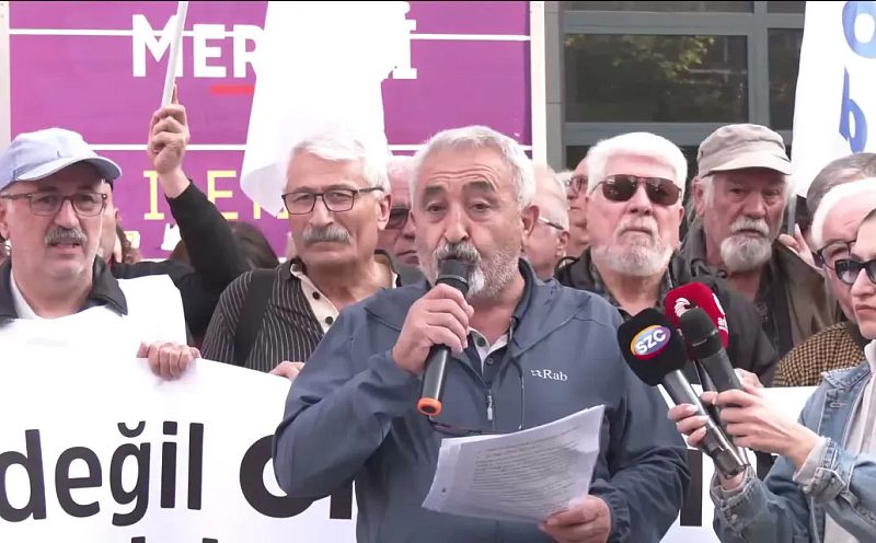 Tüm Emekliler Sendikası'ndan Sakarya Caddesi'nde Eylem: "Geçinemiyoruz, Artık Yeter"