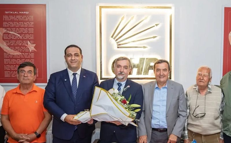 Narlıdere Siyasetinde Birlik Mesajı: 3 Eski Belediye Başkanı İlçe Binasında Buluştu