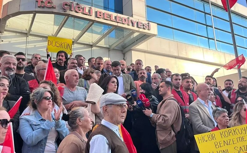 Çiğli Belediyesi Önünde Protesto: CHP İlçe Başkanlığından Parti Değiştiren Yıldız’a Sert Sözler