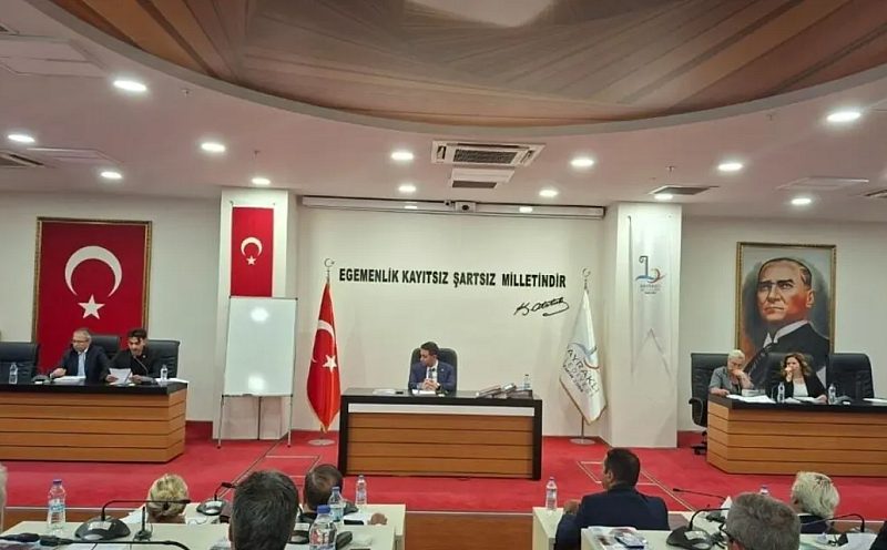 Bayraklı Belediye Meclisi'nde YENİ Parti-CHP Tartışması: ‘Şeref’ Sözleri Salonu Karıştırdı