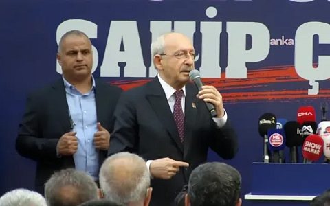 Kılıçdaroğlu, Mersin Büyükşehir Belediyesi önünde konuşuyor