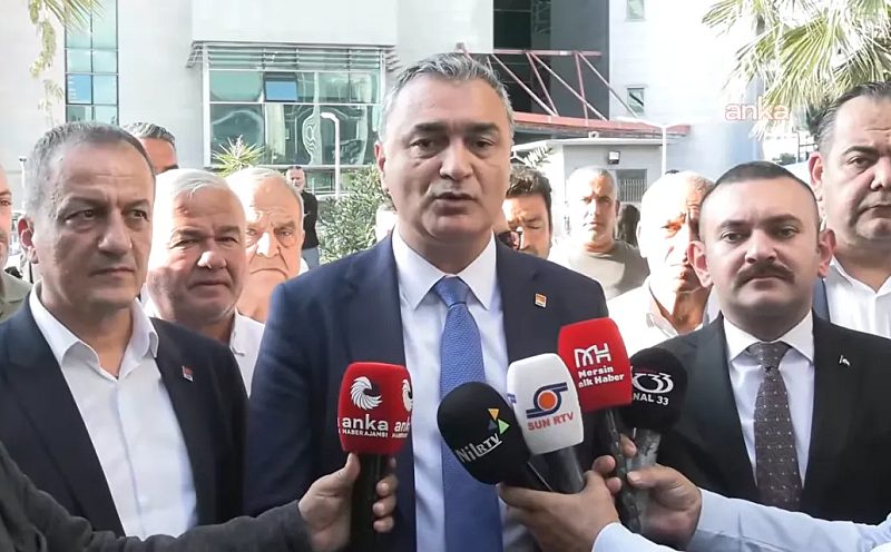 CHP Sözcüsü Müslim Sarı’dan Mersin Adliyesi Önünde Sert Açıklama: “Kayırma İstemiyoruz, Hukuk Herkese Eşit İşlesin!”