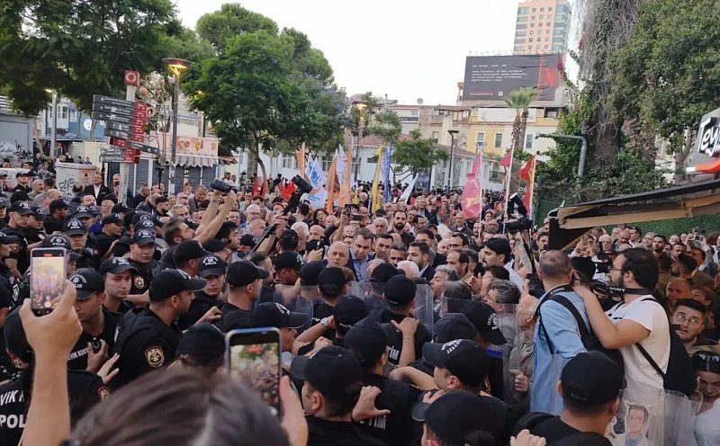 İzmir’de Siyasi Transfer Tepkisine Polis Engeli: Alsancak’ta Gerginlik!