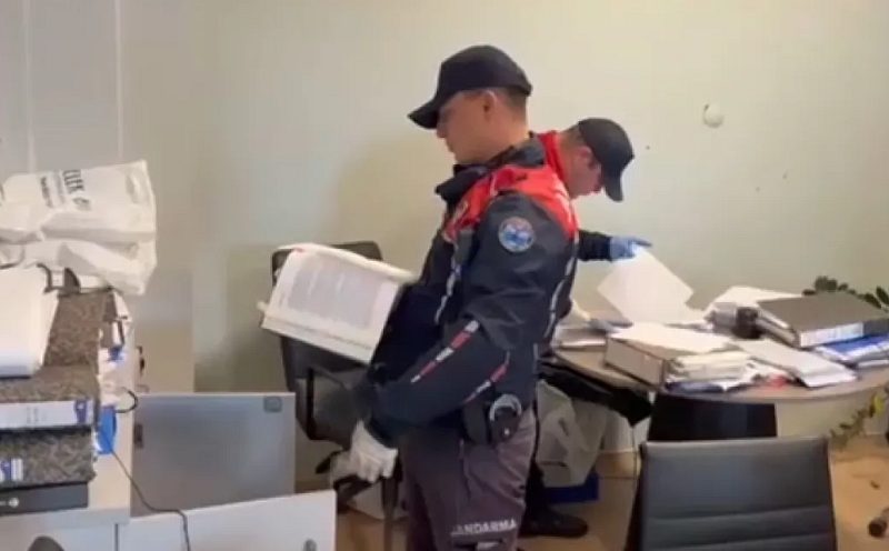 Evrakları Yakarken Suçüstü! Çeşme Belediyesi'ni Sarsan Yolsuzluk ve Rüşvet Operasyonu