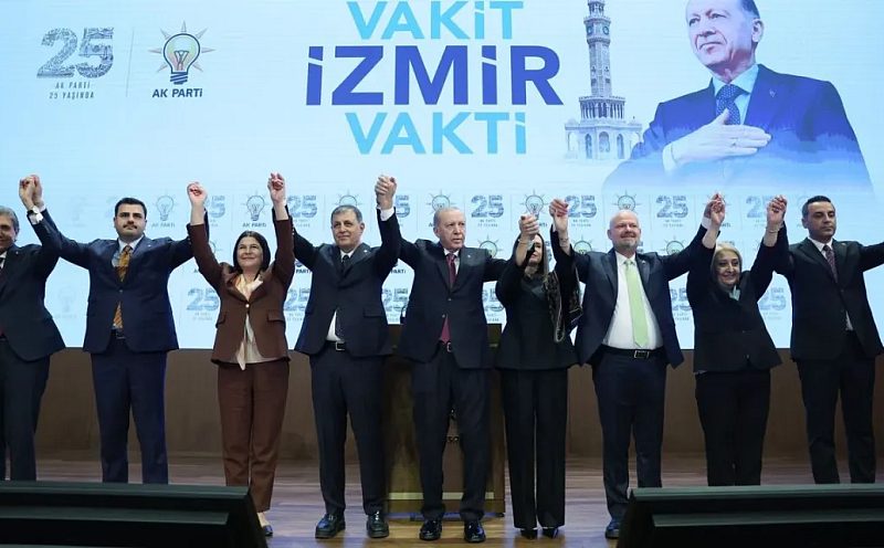 AK Parti Saflarından Cemil Tugay'a Geçiş Tebrikleri Yağdı: "İzmir'in Makus Talihini Değiştireceğiz!"