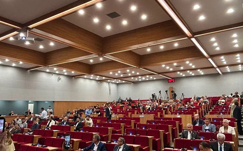 İzmir Büyükşehir Meclisi'nde Cemil Tugay Boykotu: Yetersiz Çoğunluk Nedeniyle Oturum Ertelendi!