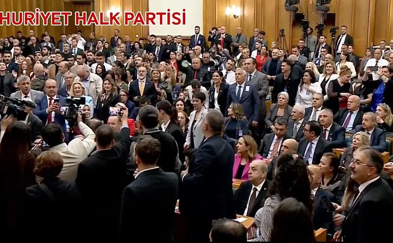 TBMM Grup Salonunda Katılım Farkı: CHP Katında Yoğun Kalabalık, YENİ Parti'de Boş Koltuklar Dikkat Çekti!