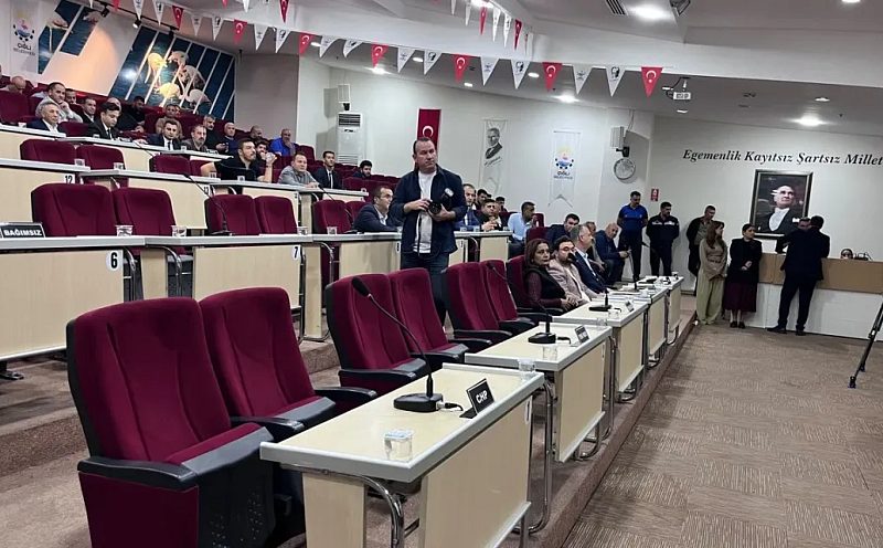 Çiğli’de AK Parti Boykotu Sürüyor: Meclis Toplantısı Yine Ertelendi!