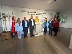 CHP İzmir İl Kadın Kolları Ve Karşıyaka Kadın Kollarından Karşıyaka'da Meme Kanseri Farkındalık Paneli