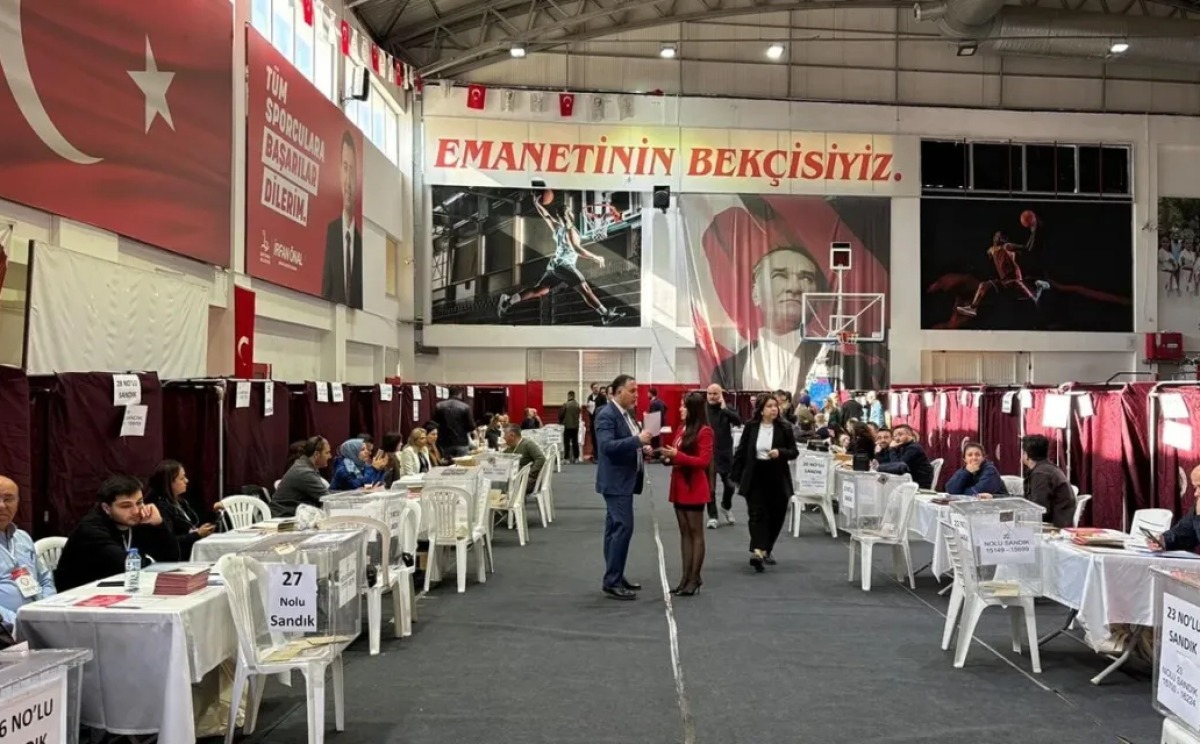 İzmir Barosu'nda Sandık Heyecanı: 14 Bin 670 Avukat Yeni Başkan İçin Oy Kullanıyor