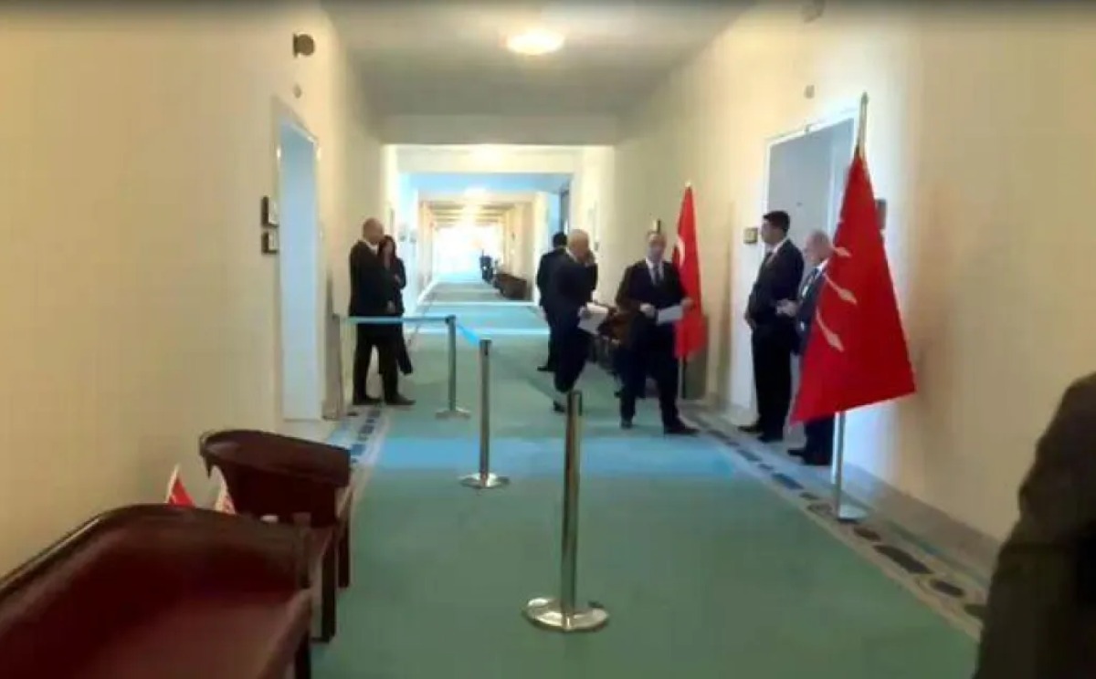 Yeni Parti, Kılıçdaroğlu'nun ziyaretçi yoğunluğu nedeniyle şeritle odasına girişi ayırdı
