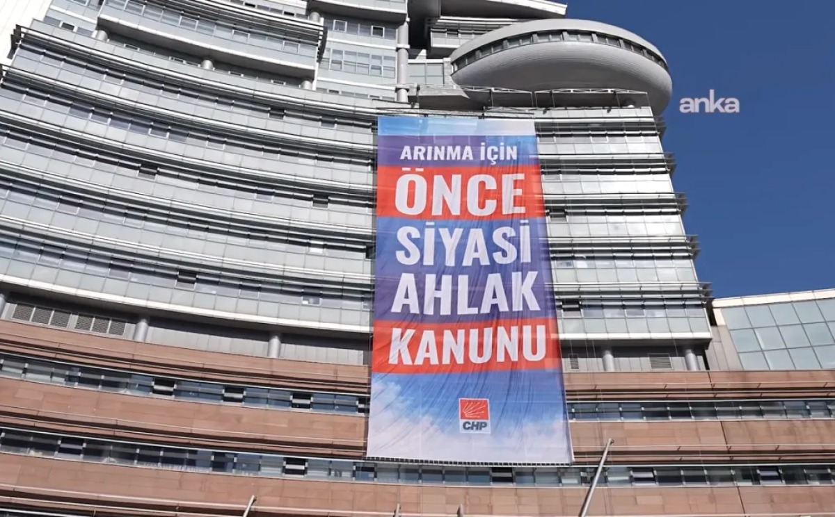 CHP Genel Merkezi'ne Dikkat Çeken Pankart: “Arınma İçin Önce Siyasi Ahlak Kanunu”