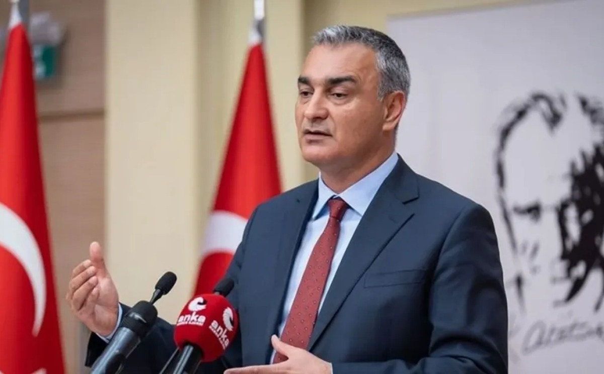 CHP'li Müslim Sarı'dan Parti Değiştiren Belediye Başkanlarına Tepki: "Belediye Başkanlığından Da İstifa Etmeliler!"