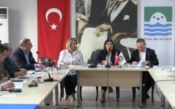 Foça Belediyesi’nde Bütçe Uzlaşısı Sağlandı Ancak Parti Değiştirme Tartışması Alevlendi!