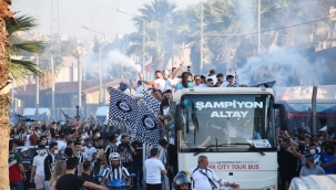 Altay, Süper Lig'i İzmir'de taraftarıyla kutladı