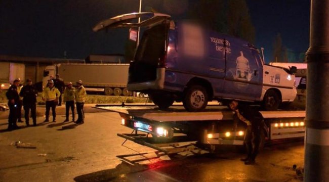 Ataşehir'de trafik ışıklarına çarpan minibüs yan yattı: 1i ağır 3 yaralı