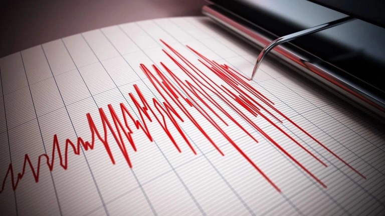 Ege Denizi'nde 5 Şiddetinde Deprem: Tsunami Riski Var mı? Uzmanlar Uyarıyor!