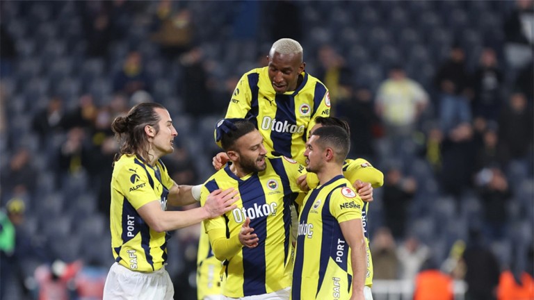 Fenerbahçe'nin UEFA Kadrosu Değişti! Hangi Yıldızlar Avrupa'da Forma Giyiyor? 