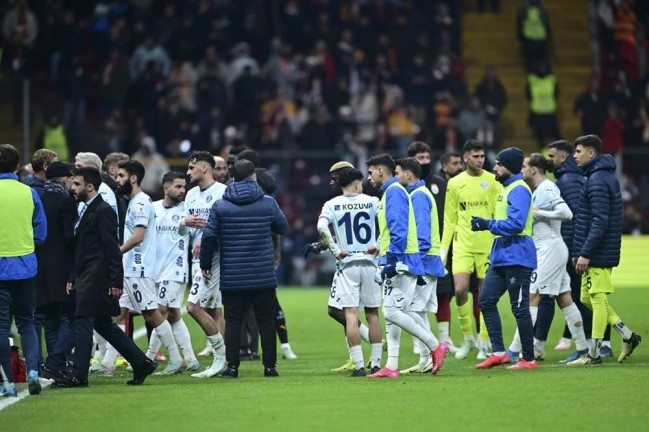 Adana Demirspor Neden Sahadan Çekildi? Süper Lig'de Hakem Krizi mi?