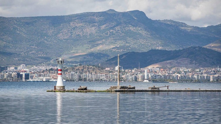 İzmir'de Ege Depremleri: Santorini'den Tsunami Riski Var mı, Önlemler Neler?
