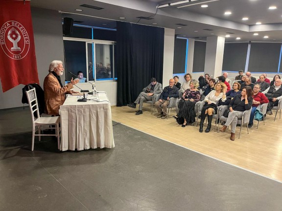Bornova'da Aşk Şiirleri Rüzgarı Esti: Etkinlikte Hangi Şairler Sahne Aldı?