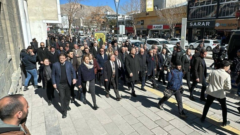 Van'da Kayyum Gerginliği: CHP Heyeti Ne Mesaj Verdi, Esnaf Ne Dedi?
