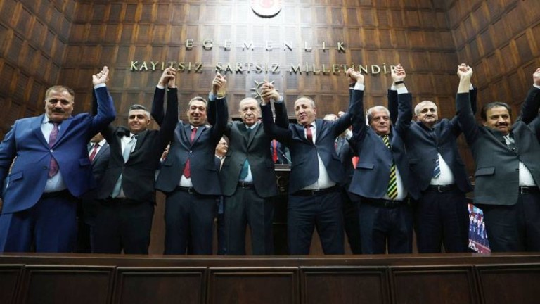 Hasankeyf'te CHP'den AKP'ye Transfer: Kaç Belediye Başkanı Geçti? 