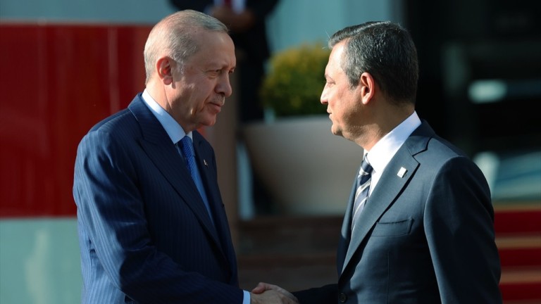 Erdoğan'dan CHP Kurultayı Yorumu: Şaibe İddiaları ve Özgür Özel Eleştirisi