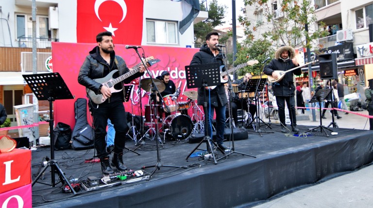 Bornova'da Sevgililer Günü Coşkusu: Küçükpark'taki Romantik Sürpriz Neydi?