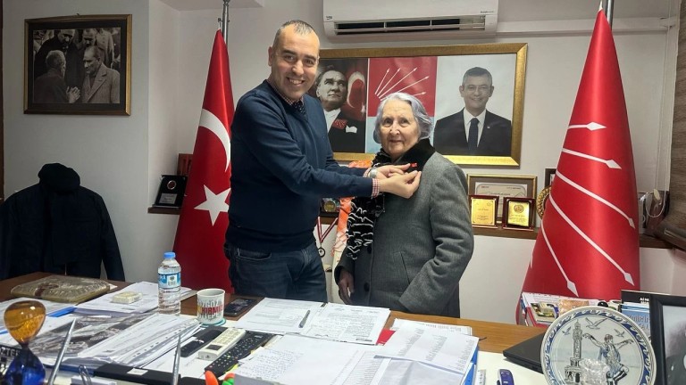 85'lik Gülsen Teyze'den CHP'ye İmamoğlu Desteği: Komşuları da Üye Oldu!