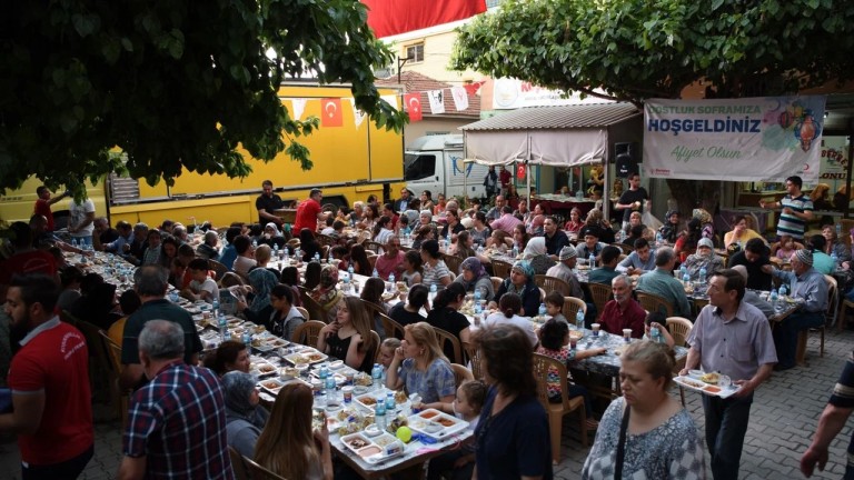 Bornova'da Ramazan Bereketi: Her Gün 1000 Kişiye İftar Yemeği