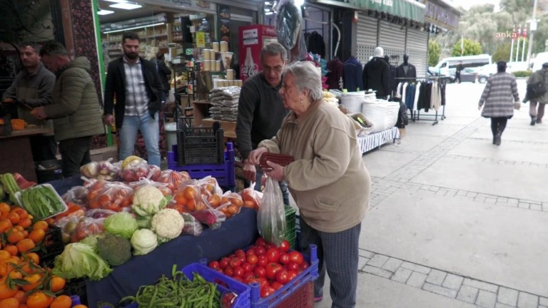 İzmir'de Ramazan Alışverişi Vatandaşın Bütçesini Aşıyor