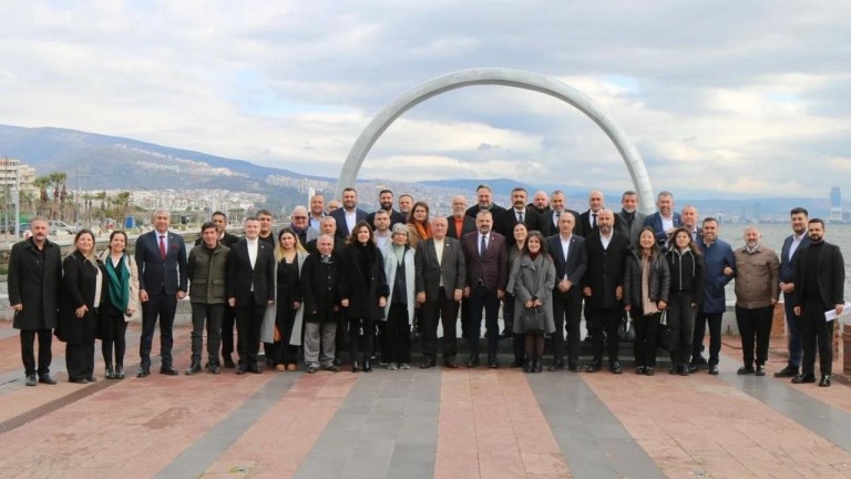 Ekrem İmamoğlu'nun İzmir Çıkarması: Ön Seçim Startı ve Örgüt Toplantısı