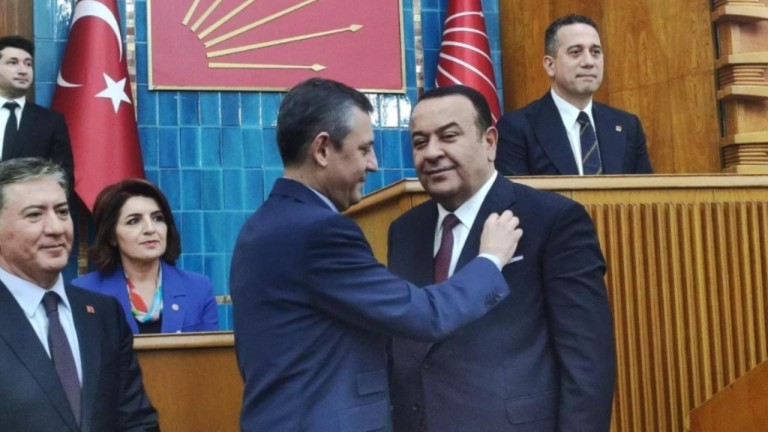 İYİ Parti'den CHP'ye Transfer: Adnan Beker'e Özgür Özel Rozet Taktı