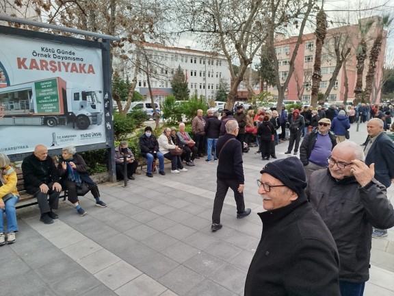 Emekliler Geçim Derdinde: Maaşlar Erirken Uzayan Kuyruklar