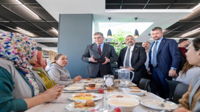 İzmir'den Emekçi Kadınlara Destek: Başkan Tugay'dan Fabrika Ziyareti