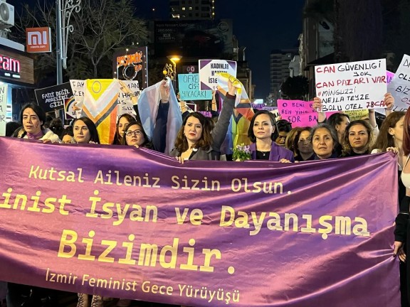 İzmir'de Feminist Gece Yürüyüşü: Kadınlar Hakları İçin Yürüdü