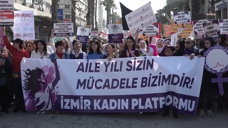 İzmir'de Kadınlar 'Aile Yılı'na Karşı Yürüdü: Mücadele Yılı Olacak!