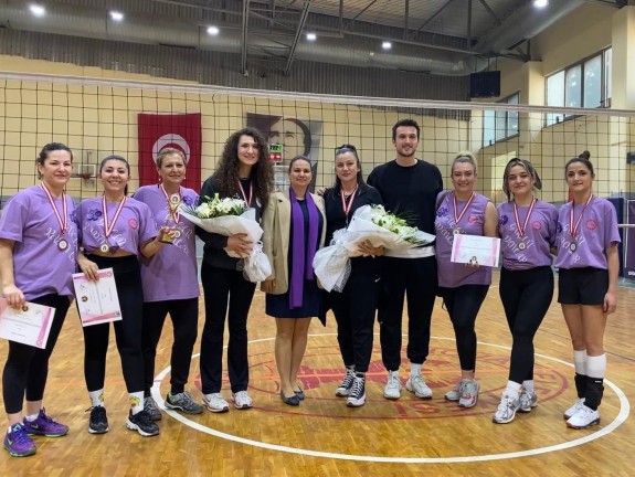 Bornova'da Kadın Emekçiler Voleybol Turnuvasında Eşitlik İçin Smaç Vurdu