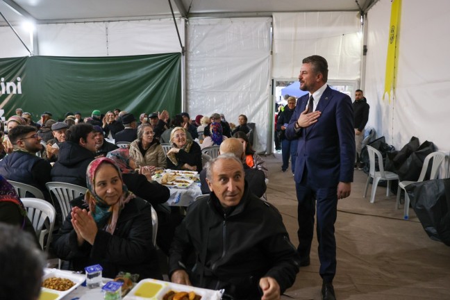 Buca Belediyesi İftar Çadırında Ramazan Coşkusu ve Yoğun Katılım