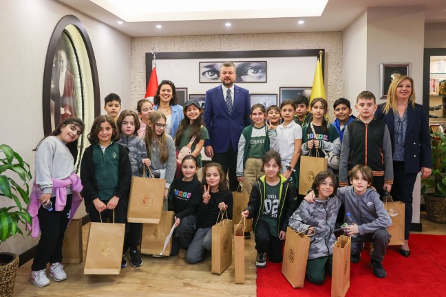 Buca Başkanı Görkem Duman'dan Miniklere Samimi Karşılama