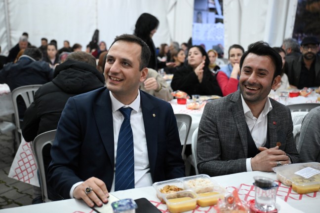 Bornova Belediyesi İftar Sofralarıyla Dayanışma Ruhu Yaşıyor