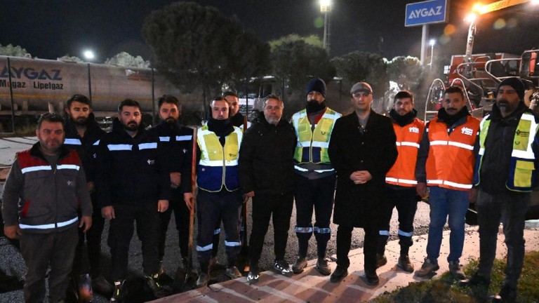  Bornova Belediyesi Gece Mesaisinde: Asfalt Çalışmaları Aralıksız Sürüyor