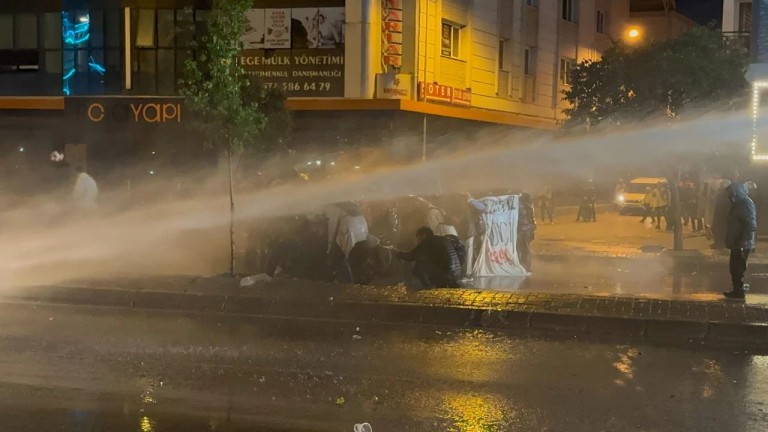 İzmir'de İmamoğlu Protestosu: Öğrencilere Polis Müdahalesi