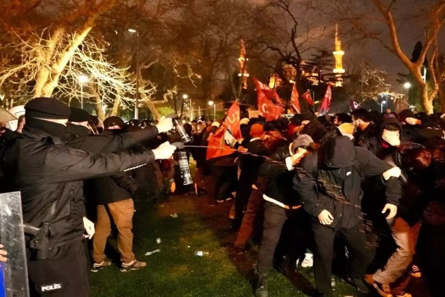 Protestolar Yayılıyor, İzmir'de Yasak Uzatıldı