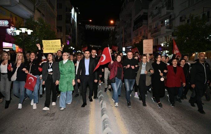 Kuşadası'nda İmamoğlu'na Destek: Halktan 'Demokrasi Nöbeti' Yürüyüşü