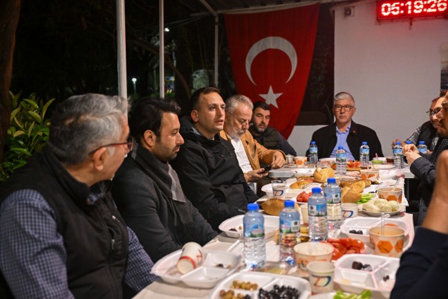 Bornova'da Başkan Eşki'den Minibüsçü Esnafına Sahur Ziyareti ve Müjde